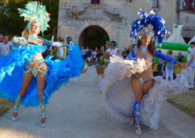 Danseuses habillées en tenue de fête brésilienne, spectacle devant un batiment