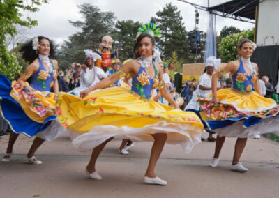 Danseuses habillées en tenue de fête brésilienne, spectacle dans la rue