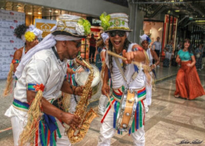 Musiciens habillés en tenue de fête brésilienne jouant dans la rue