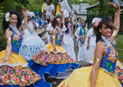 Troupe de musiciens et danseurs habillés en tenue de fête brésilienne dans la rue