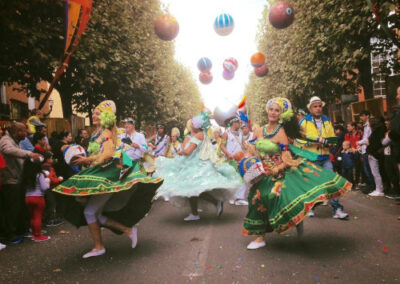 Danseuses habillées en tenue de fête brésilienne défilant dans la rue