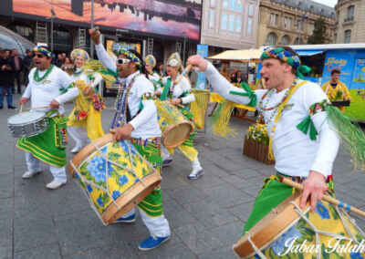 Troupe de musiciens et danseurs habillés en tenue de fête brésilienne jouant dans la rue