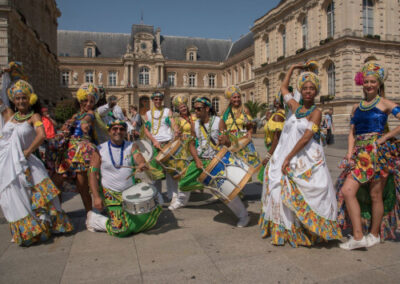 Troupe de musiciens et danseurs habillés en tenue de fête brésilienne posant pour la photo