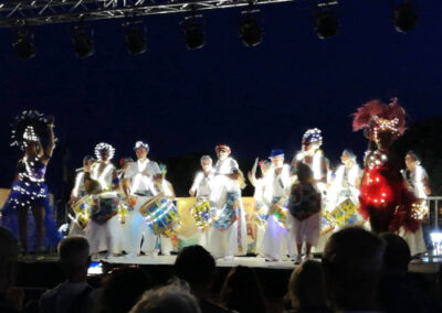 Musiciens et danseuses habillés en tenue de fête brésilienne, spectacle sur scène