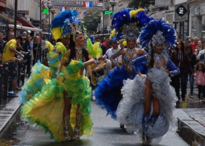 Femmes en tenue brésilienne de spectacle dans la rue