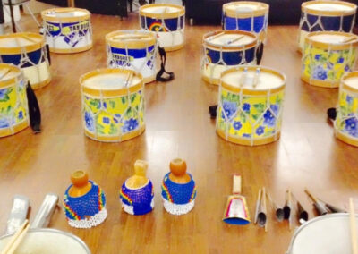 Ensemble de percussions brésiliennes aux couleurs bleu, jaune et blanche