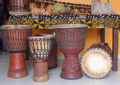 Ensemble de percussions africaines surtout des djembes