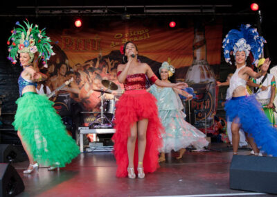 4 femmes en tenue brésilienne dansant