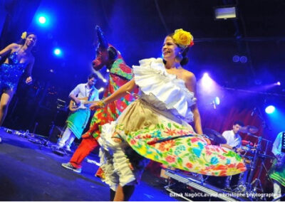 Artistes en tenue brésilienne sur scène