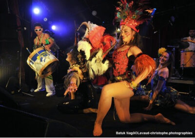 Artistes en tenue brésilienne sur scène