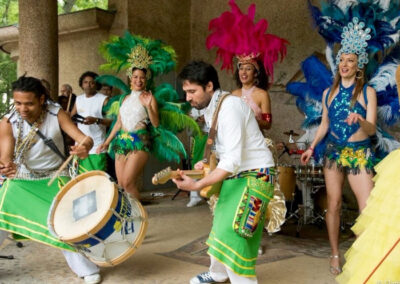 Artistes en tenue brésilienne jouant de la musique sur scène
