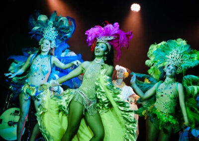 Femmes en tenue brésilienne dansant sur scène