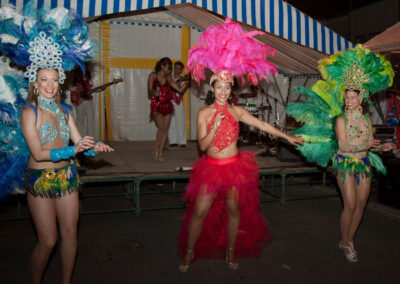 Artistes femmes et hommes en tenues brésiliennes chantant, dansant et jouant de la musique