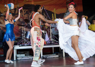 2 femmes et 1 homme dansant sur scène en tenue brésilienne