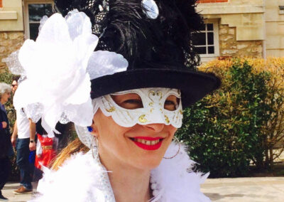 Spectacle à thème à l'extérieur visage de femme avec masque blanc et chapeau noir à fleur blanche